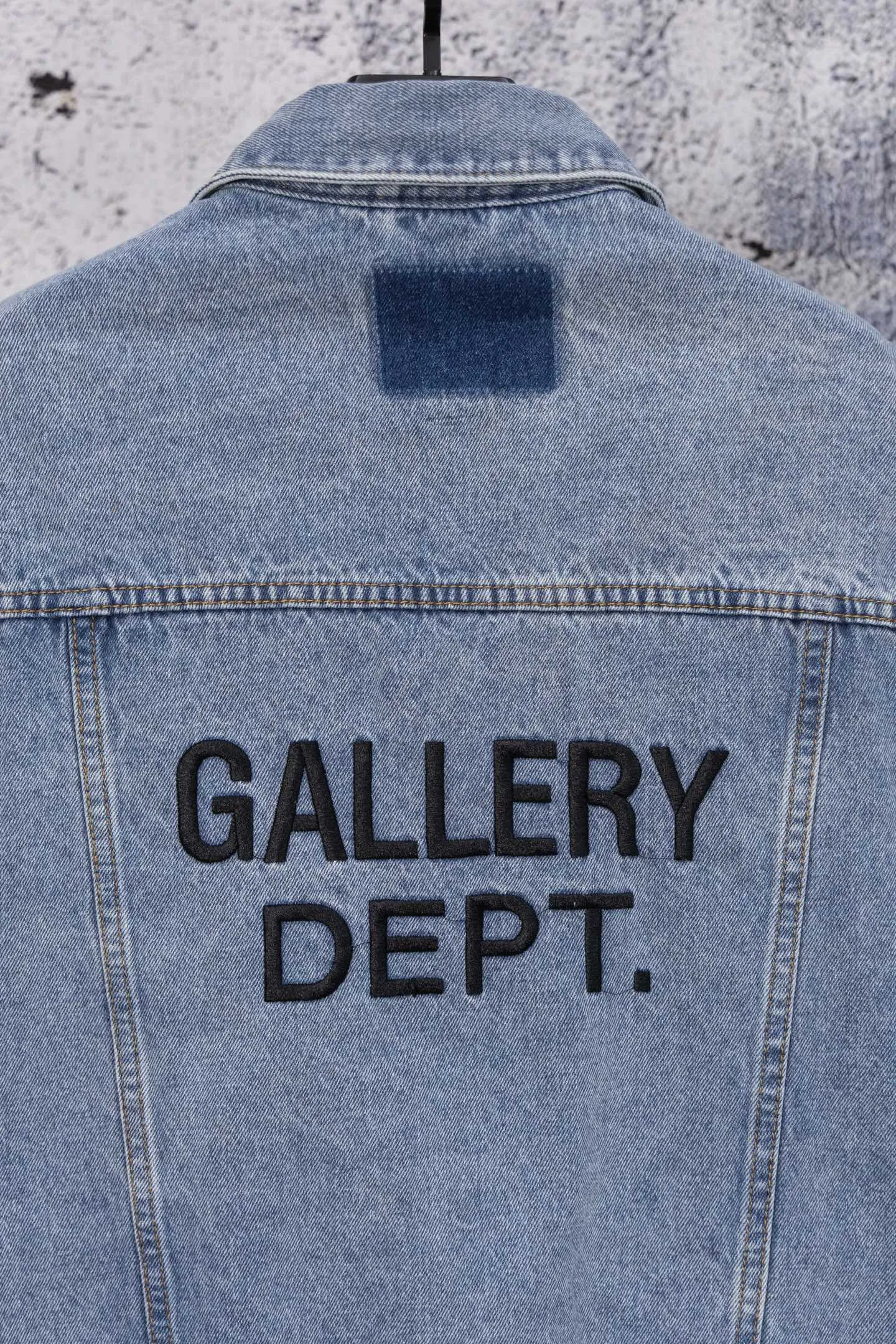 💰280 GALLERY DEPT. 22fw Vintage Andy Denim Jacket Embroidered Black Logo Washed Distressed Denim Jacket Denim Jacket Same Style for Couples Gallery Dept. was born in the soil of Los Angeles street culture. With the core concept of "art is daily life", it deeply integrates traditional denim craftsmanship with modern graffiti art. The brand transforms old denim, Vintage T-shirts and other items by hand, giving them personalized elements such as wear, splashing, splicing, etc. Each piece is hand-finished by craftsmen and has both artistic collection value and practical function. In 2021, the joint capsule series with French veteran Lanvin and the cooperation with Chrome Hearts have attracted the attention of the fashion industry, confirming its transformation from an independent studio to an international trend symbol. Gallery Dept. targets the global fashion pioneer group aged 18-35 and positions itself as a "high street art trendy brand". Its core competitiveness lies in: • Cultural symbol output: Through endorsements from stars such as Virgil Abloh, Jennie, and Justin Bieber, it strengthens the brand's benchmark status in the hip-hop and fashion circles. Size: S-XL